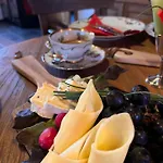 ベッド・アンド・ブレックファスト La Belle Maison 3*