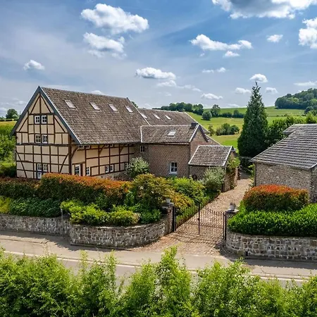 La Belle Maison Bed & Breakfast