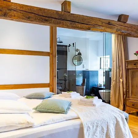 La Belle Maison Bed & Breakfast *